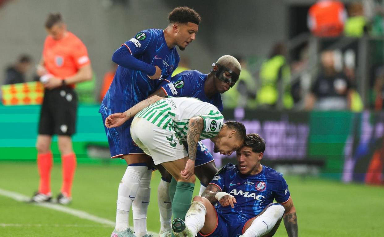 冲突现场！安东尼与恩佐激烈对峙，桑乔挺身护盾火药味浓厚