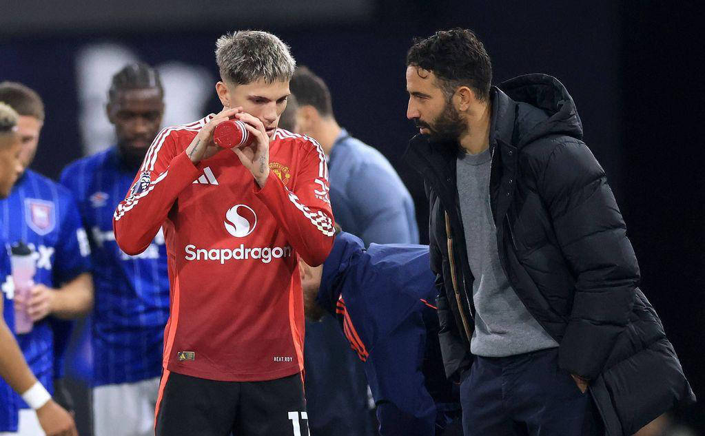 加纳乔与曼联的冲突进一步加剧，公开支持拉什福德离队，流露出羡慕之情